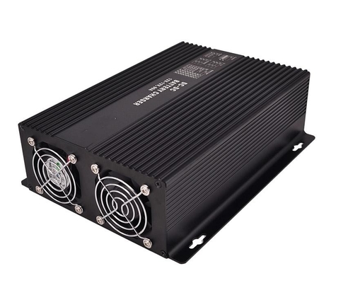 12V 30A DC バッテリー充電器 390W Pvmax 反極性保護 防水グレード IP20/IP65