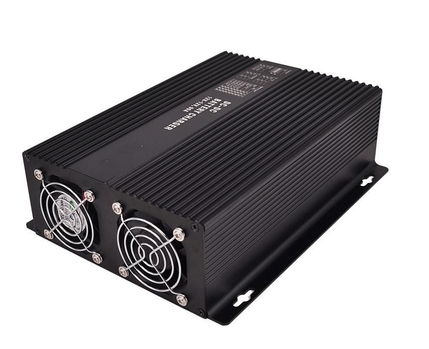 12V 30A DC バッテリー充電器 390W Pvmax 反極性保護 防水グレード IP20/IP65